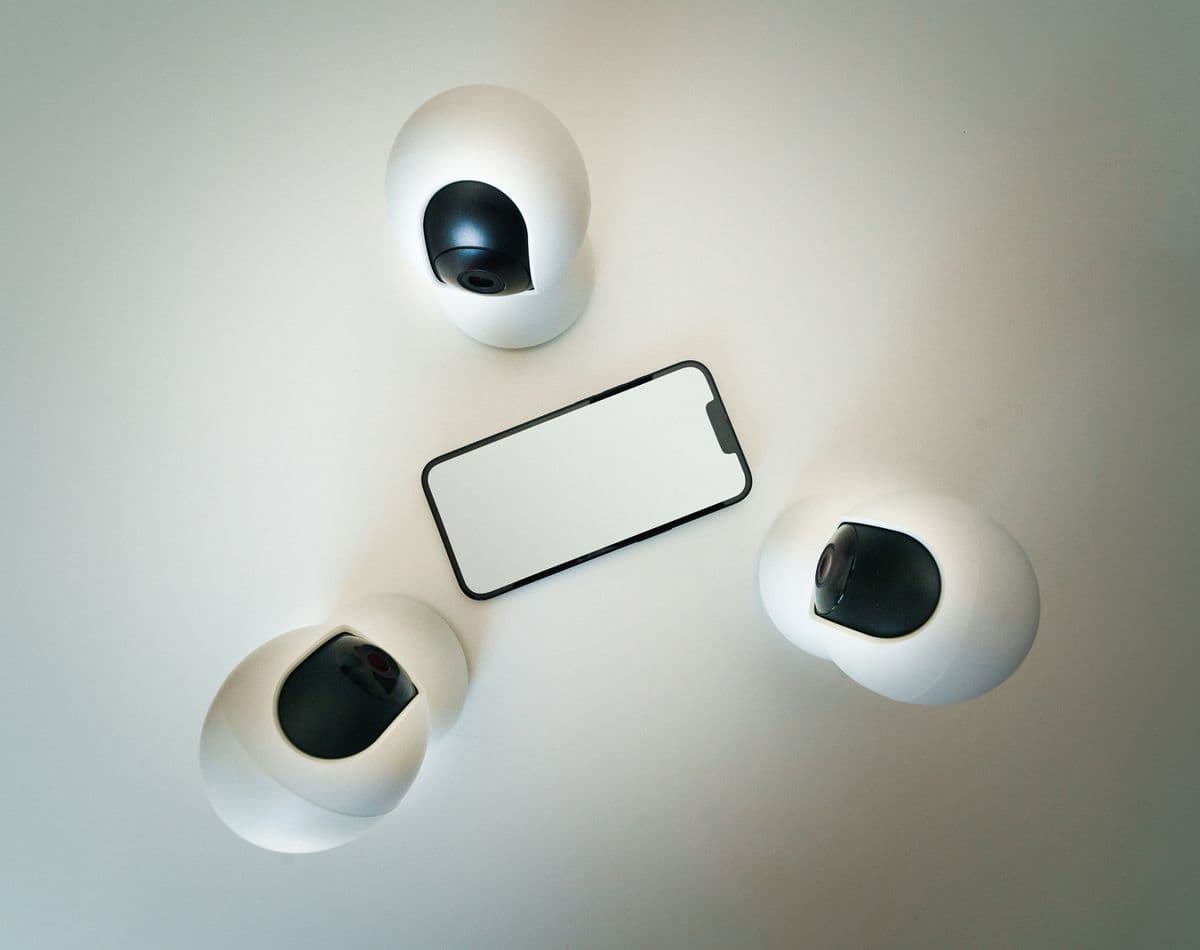 Smartphone con aplicación de seguridad para condominios y residentes