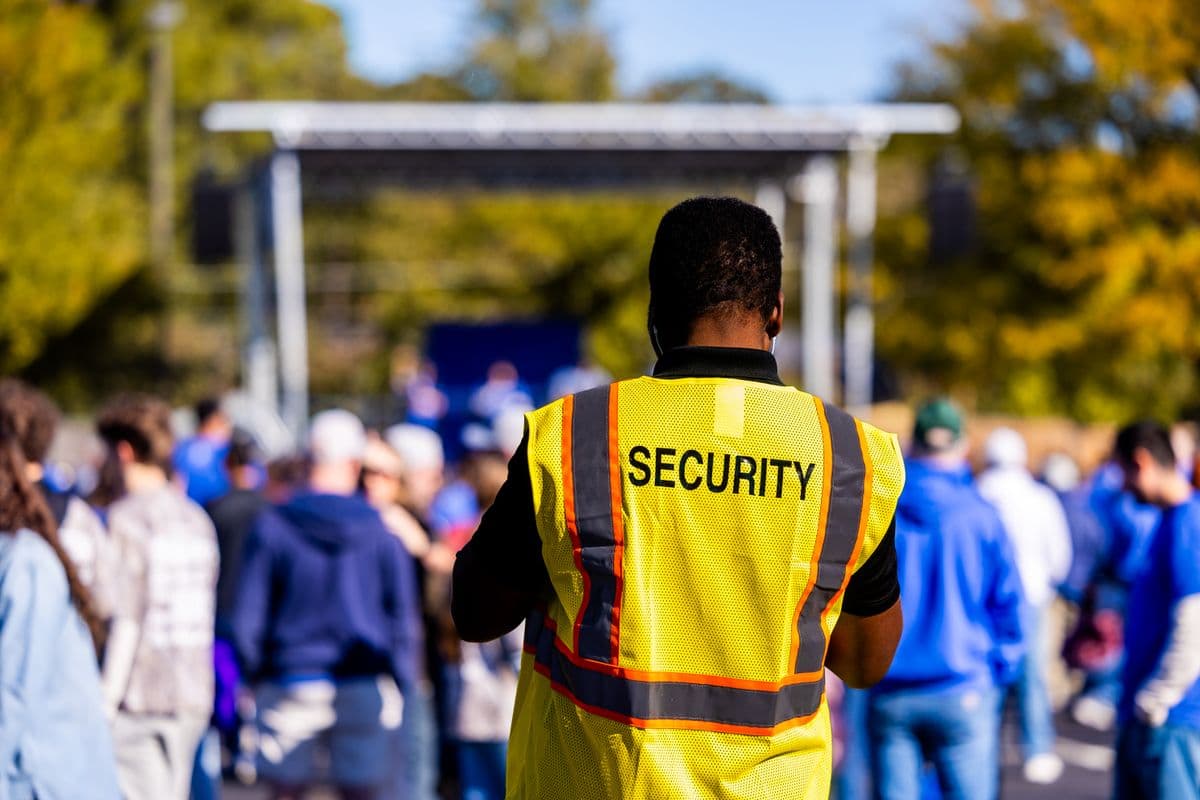 Guardia supervisando la seguridad de un evento con alta concurrencia