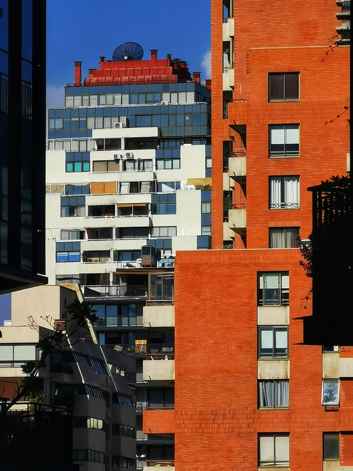 Edificio residencial en Chile protegido por seguridad privada para condominios
